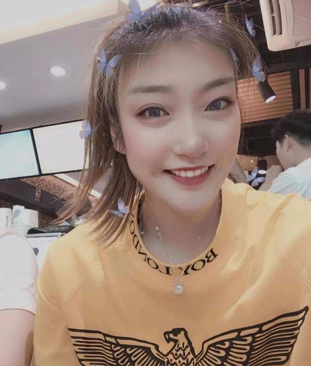画面上半部分色调暗冷，男主屠小意只身等待离乡的列车